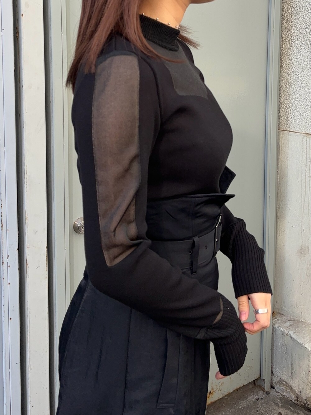 ブラック系のニット/セーター、ブラック系のスカートを着用したレディースの冬コーディネートの4枚目の写真