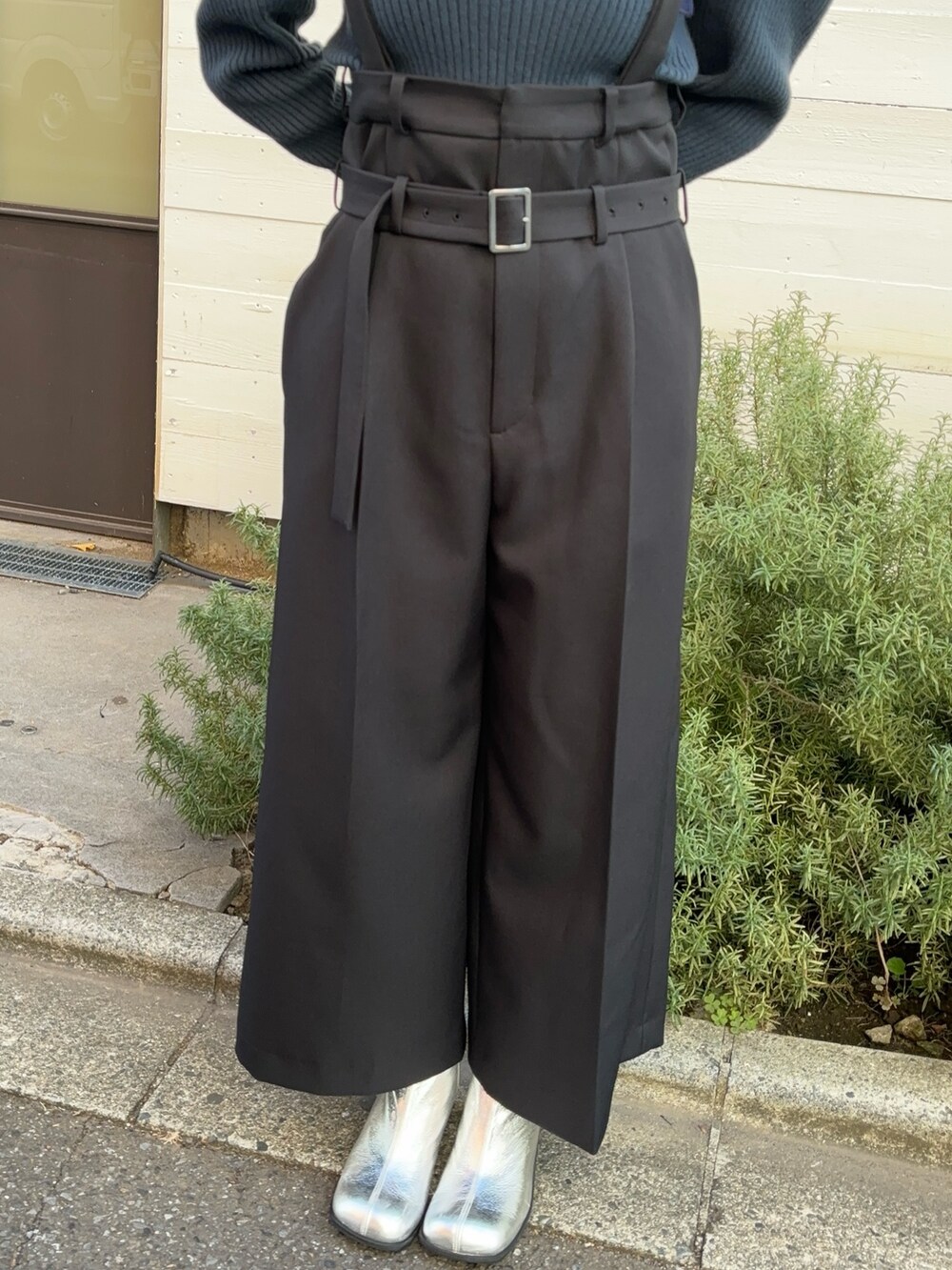 ブルー系のニット/セーター、ブラック系のショルダーバッグを着用したレディースの冬コーディネートの4枚目の写真