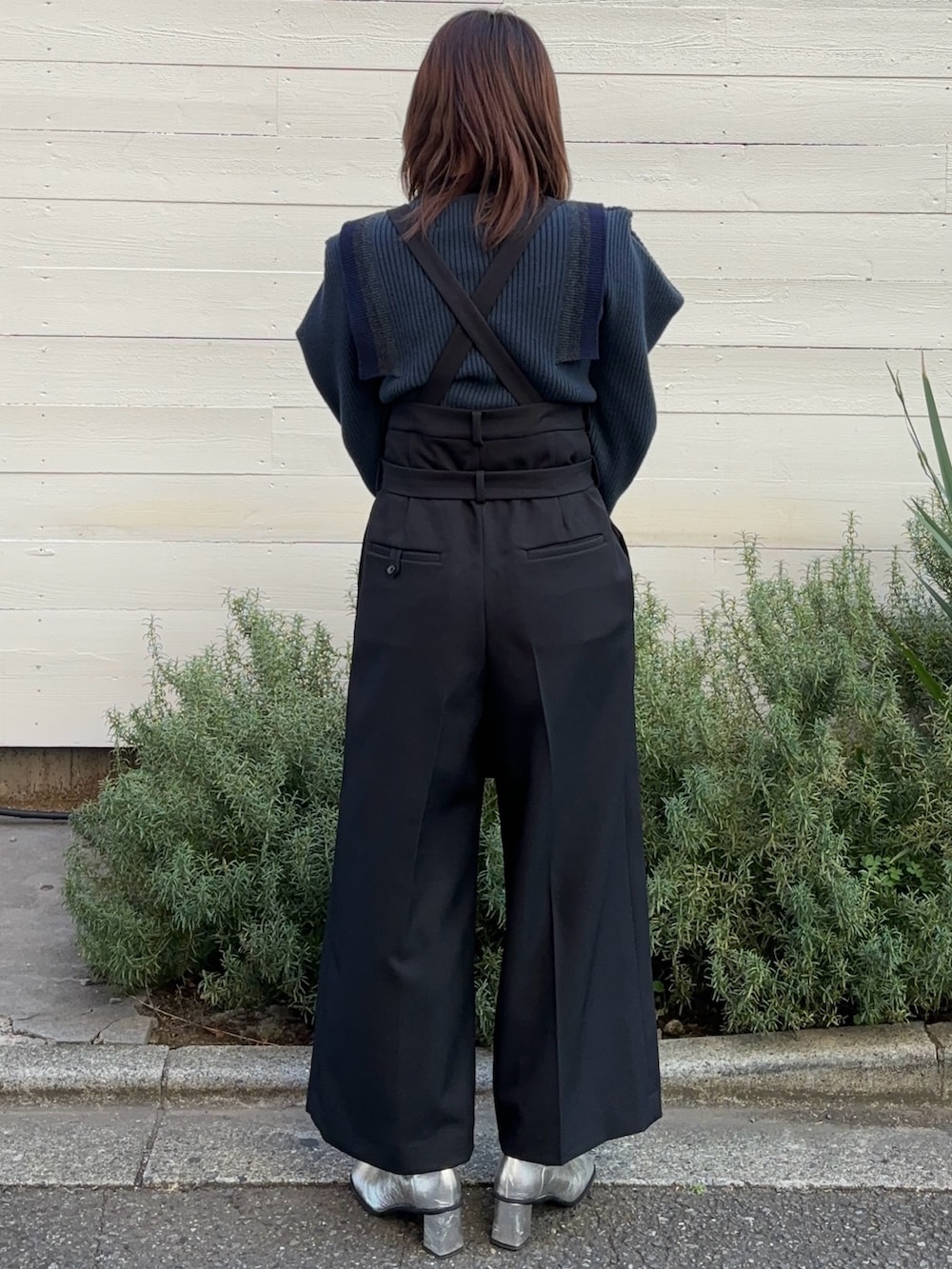 ブルー系のニット/セーター、ブラック系のショルダーバッグを着用したレディースの冬コーディネートの3枚目の写真