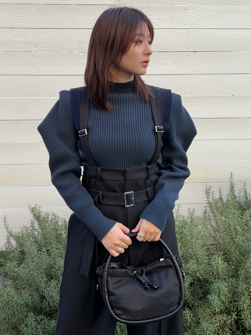 ブルー系のニット/セーター、ブラック系のショルダーバッグを着用したレディースの冬コーディネートの2枚目の写真