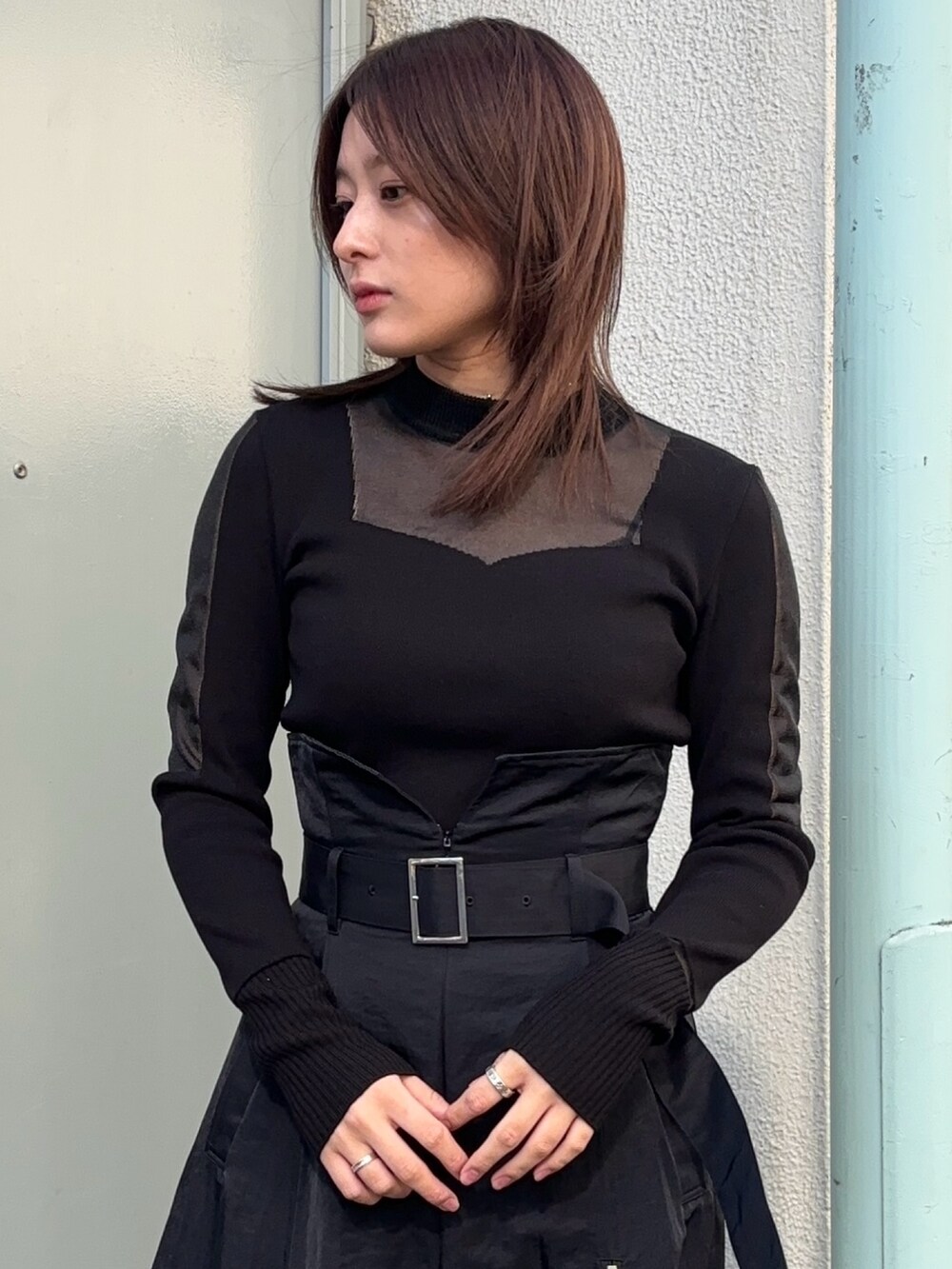 ブラック系のニット/セーター、ブラック系のスカートを着用したレディースの冬コーディネートの2枚目の写真