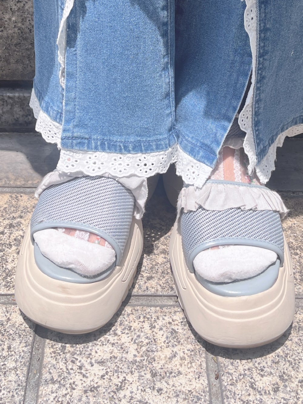 ホワイト系のワンピース、ブルー系のTシャツ/カットソー、ホワイト系のカーディガン/ボレロを着用したレディースの夏コーディネートの10枚目の写真