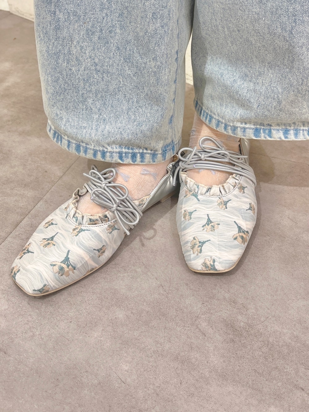 ホワイト系のスカート、ホワイト系のTシャツ/カットソー、ブルー系のデニムパンツを着用したレディースの春コーディネートの8枚目の写真