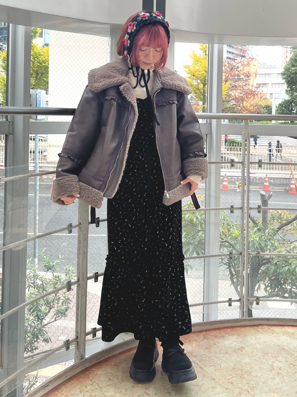 ブラウン系のムートンコート、ホワイト系のニット/セーター、その他のワンピースを着用したレディースの秋コーディネートの2枚目の写真