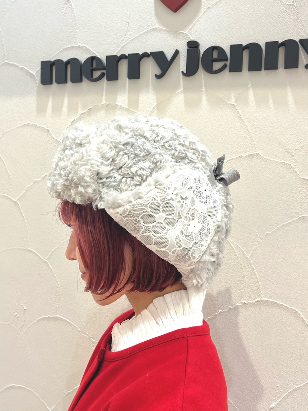 ブラック系のスカート、ブラック系のスラックス、レッド系のローファーを着用したレディースの秋コーディネートの7枚目の写真