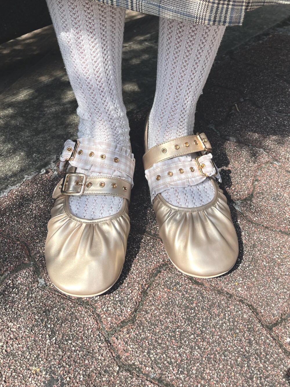 グレー系のスウェット、ホワイト系のシャツ/ブラウス、レッド系のショルダーバッグを着用したレディースの秋コーディネートの9枚目の写真