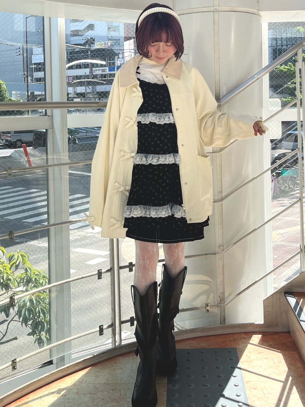 ブラック系のチュニック、イエロー系のTシャツ/カットソー、ホワイト系のブルゾンを着用したレディースの秋コーディネートの2枚目の写真