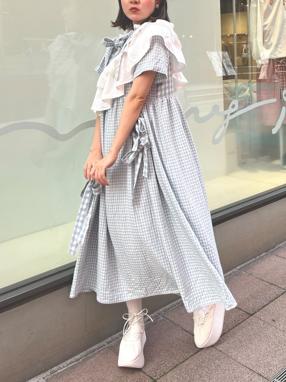 ブルー系のワンピース、ホワイト系のバレエシューズ、ホワイト系の付け襟を着用したレディースの春コーディネートの3枚目の写真