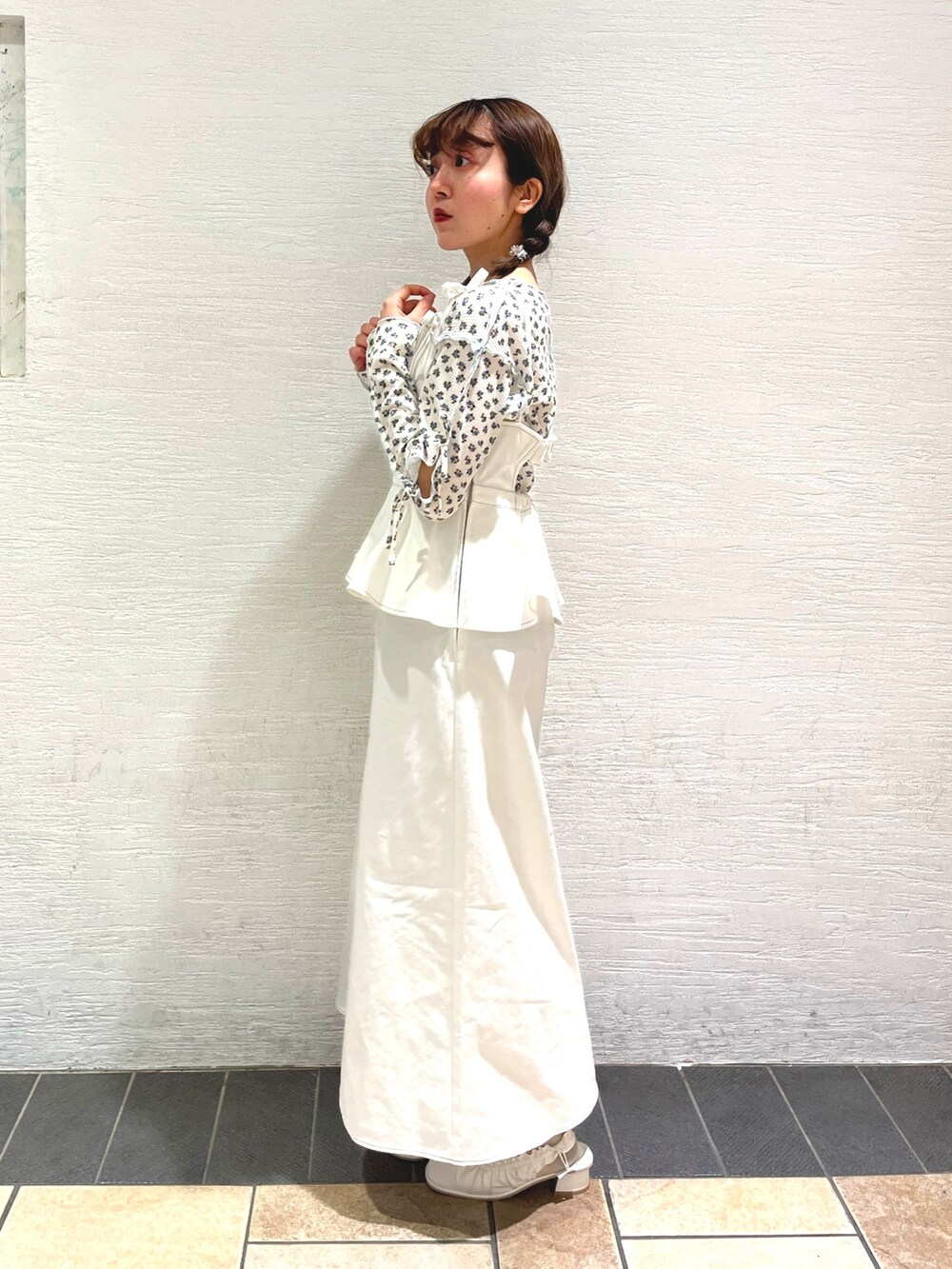 ホワイト系のワンピース、ブルー系のTシャツ/カットソー、ホワイト系のシャツ/ブラウスを着用したレディースの春コーディネートの6枚目の写真