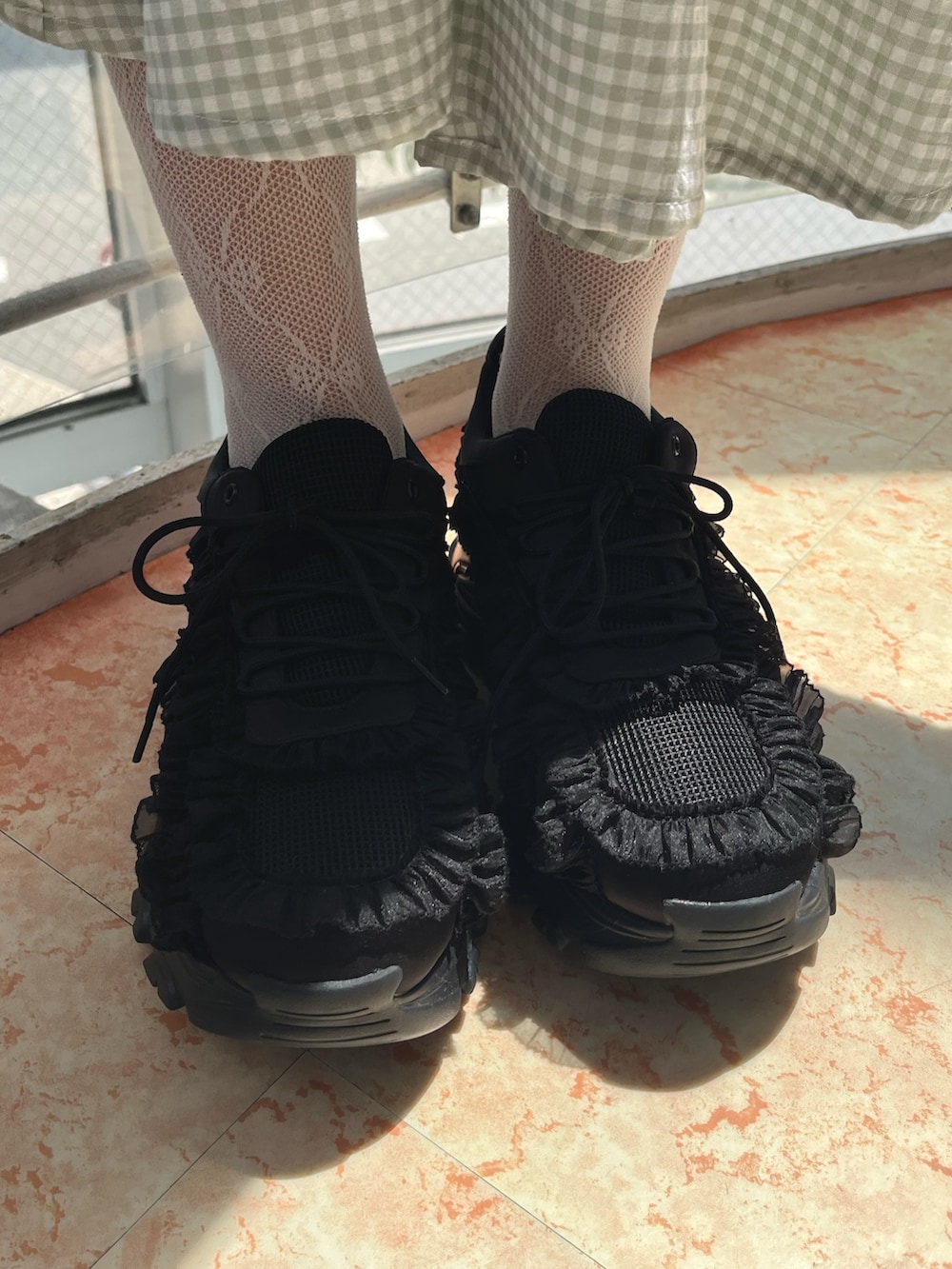 ホワイト系のTシャツ/カットソー、グリーン系のワンピース、ブラック系のスニーカーを着用したレディースの夏コーディネートの9枚目の写真