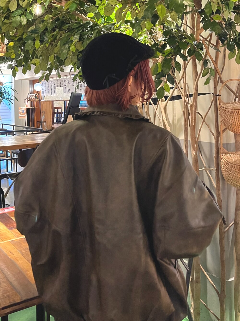 ブラウン系のブルゾン、ブルー系のニット/セーター、グレー系のスカートを着用したレディースの秋コーディネートの7枚目の写真