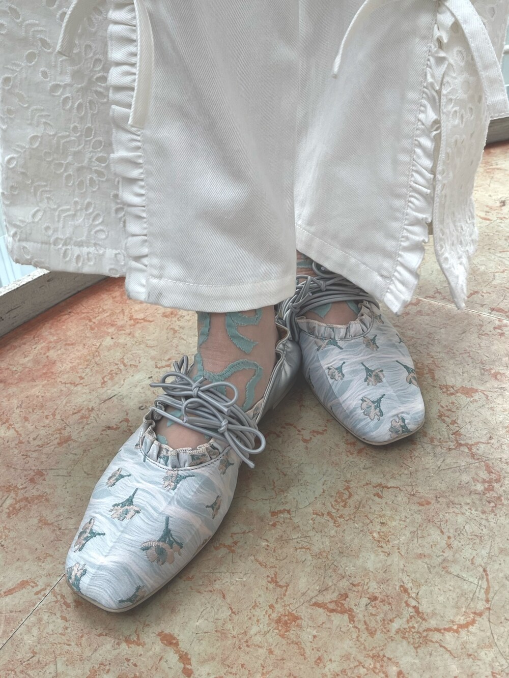 グリーン系のTシャツ/カットソー、ホワイト系のトートバッグ、ホワイト系のデニムパンツを着用したレディースの春コーディネートの10枚目の写真