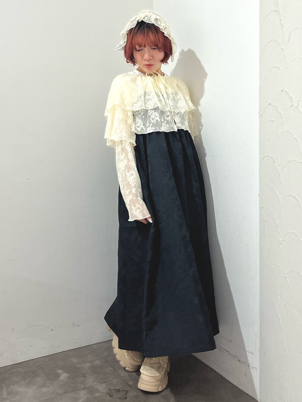 ホワイト系のシャツ/ブラウス、ブラック系のワンピース、ホワイト系のTシャツ/カットソーを着用したレディースの秋コーディネートの5枚目の写真