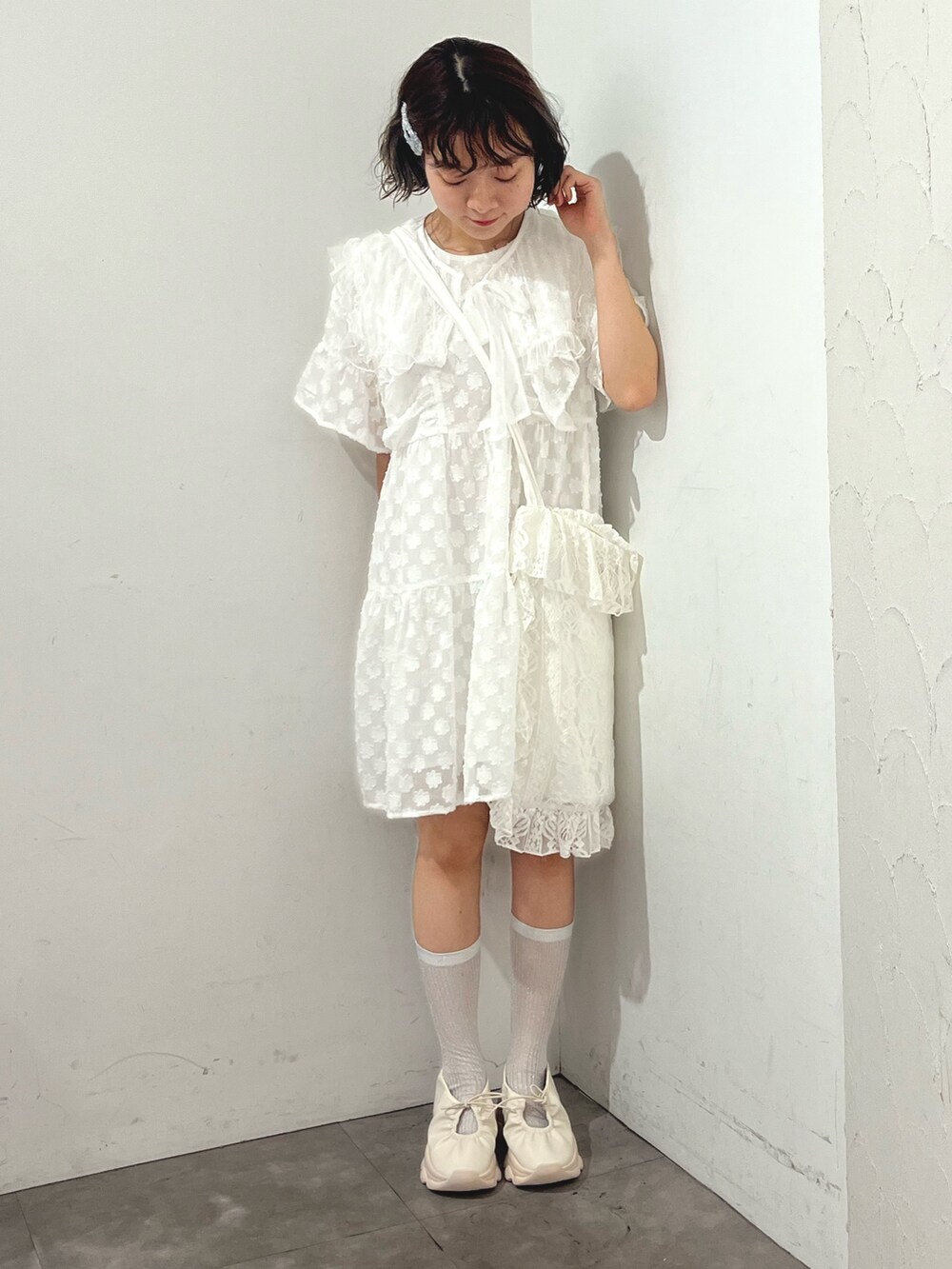 ホワイト系のワンピース、ホワイト系のトートバッグ、ホワイト系のスニーカーを着用したレディースの夏コーディネートの2枚目の写真