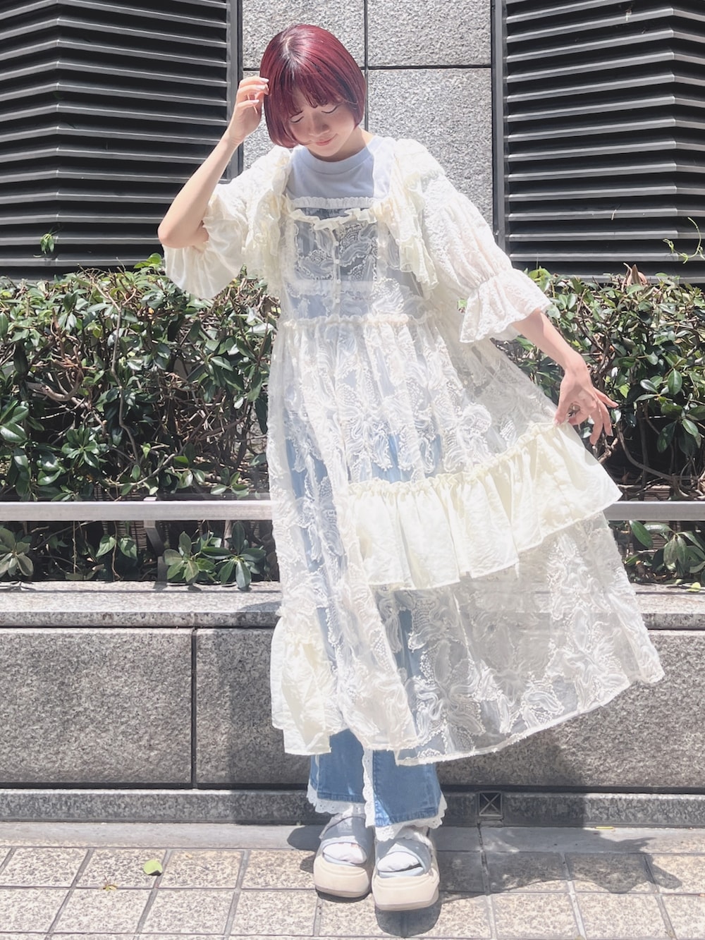 ホワイト系のワンピース、ブルー系のTシャツ/カットソー、ホワイト系のカーディガン/ボレロを着用したレディースの夏コーディネートの2枚目の写真