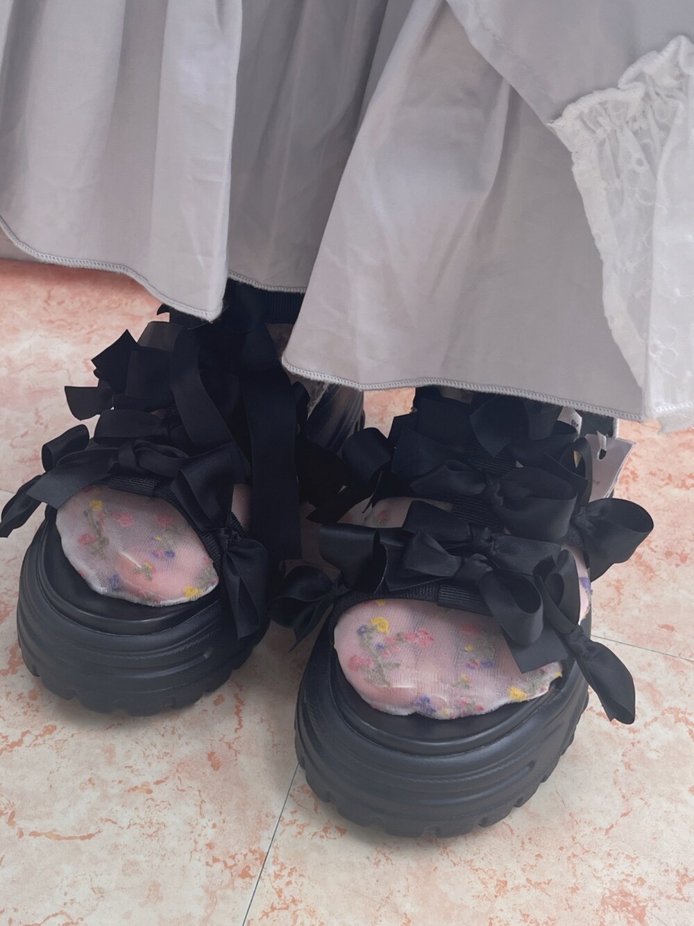 グレー系のワンピース、グレー系のシャツ/ブラウス、ブラック系のトートバッグを着用したレディースの夏コーディネートの8枚目の写真