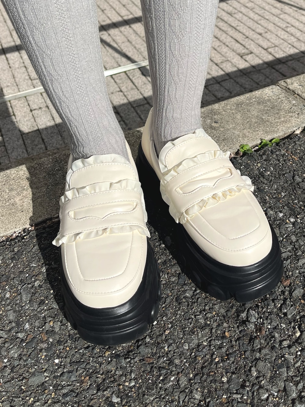 ホワイト系のキャミソール、ホワイト系のローファー、ホワイト系のワンピースを着用したレディースの冬コーディネートの10枚目の写真