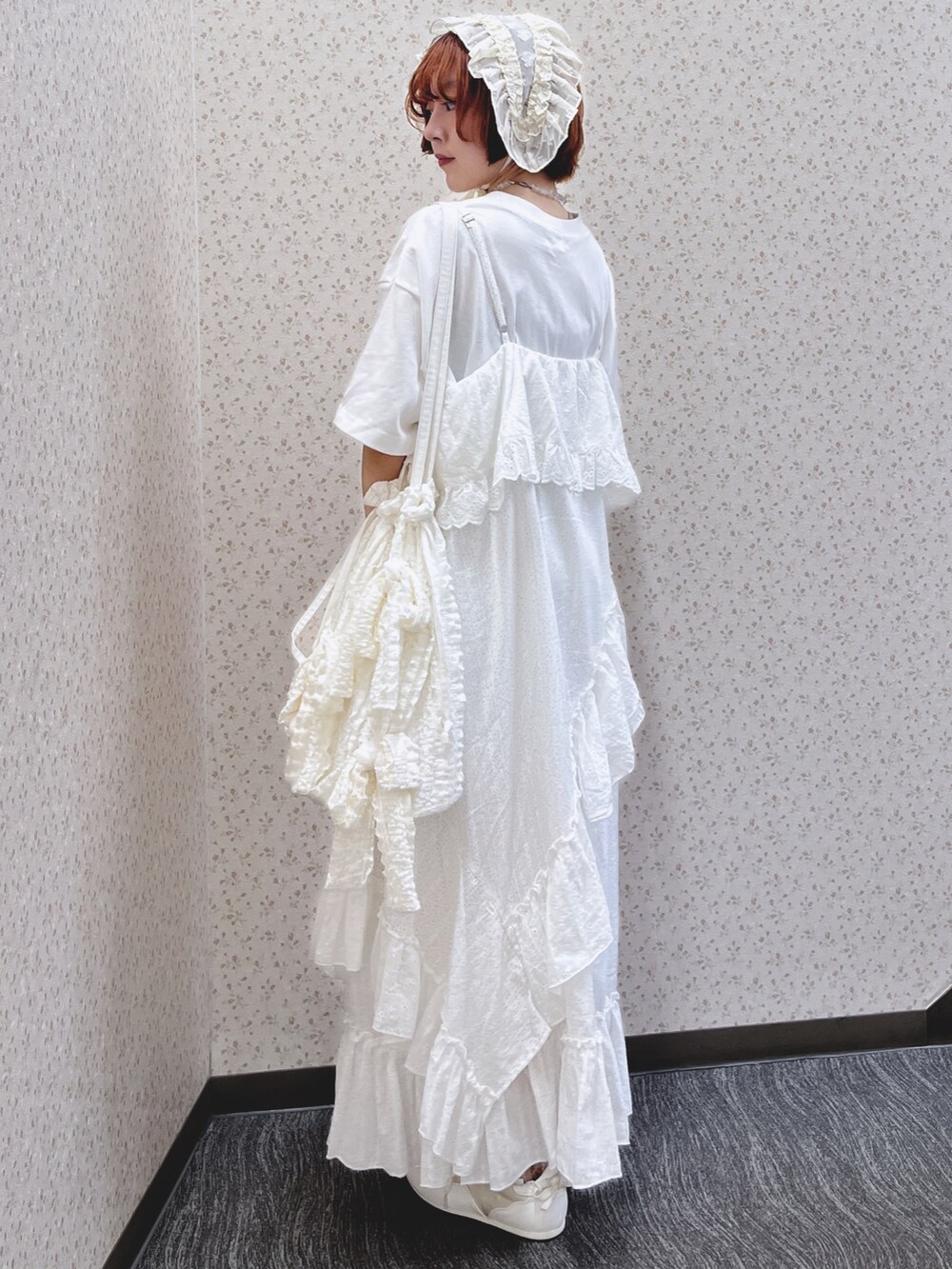 ホワイト系のTシャツ/カットソー、ホワイト系のワンピース、ホワイト系のスニーカーを着用したレディースの夏コーディネートの4枚目の写真