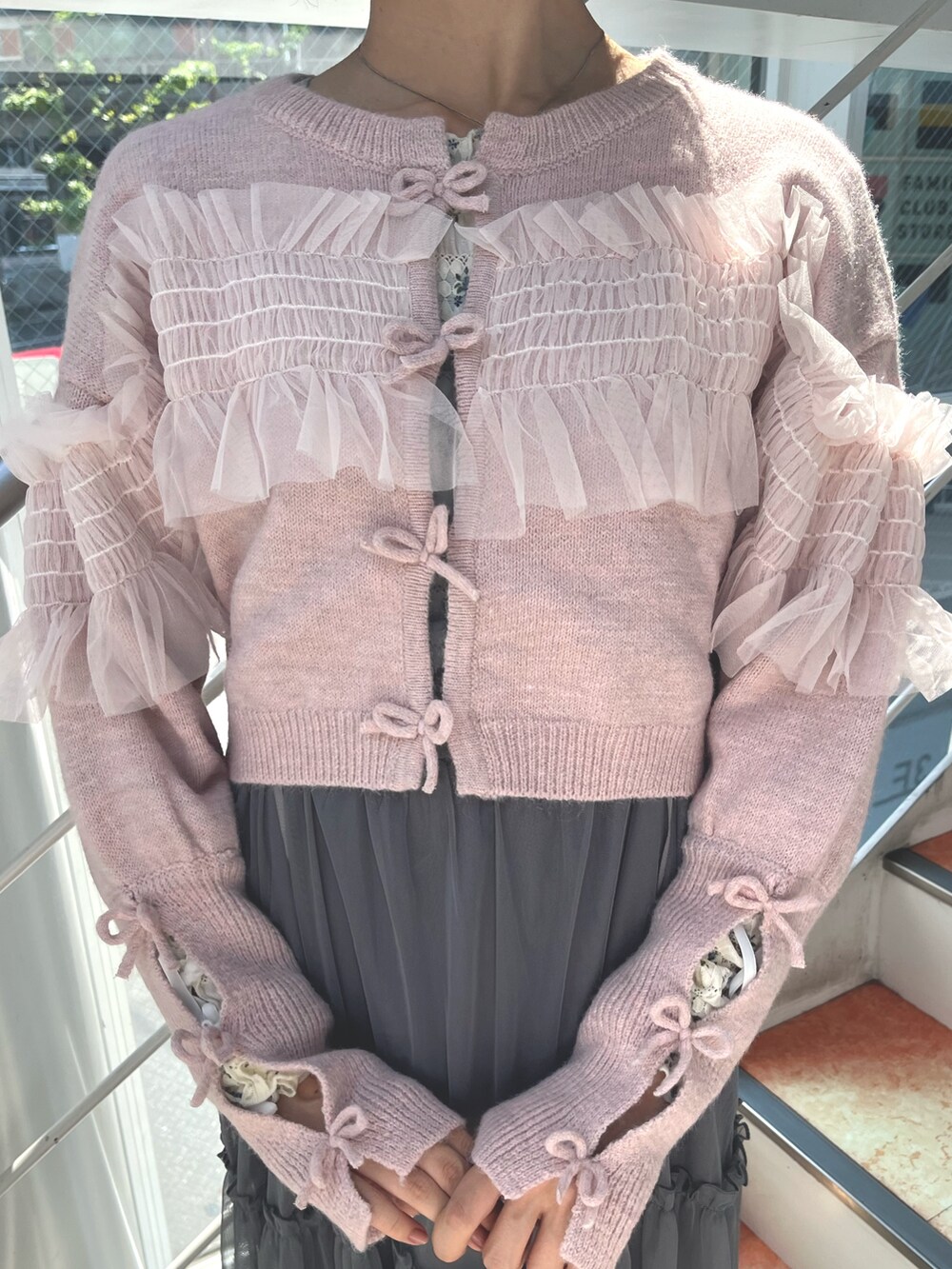 グレー系のワンピース、ピンク系のカーディガン/ボレロ、ホワイト系のTシャツ/カットソーを着用したレディースの秋コーディネートの7枚目の写真