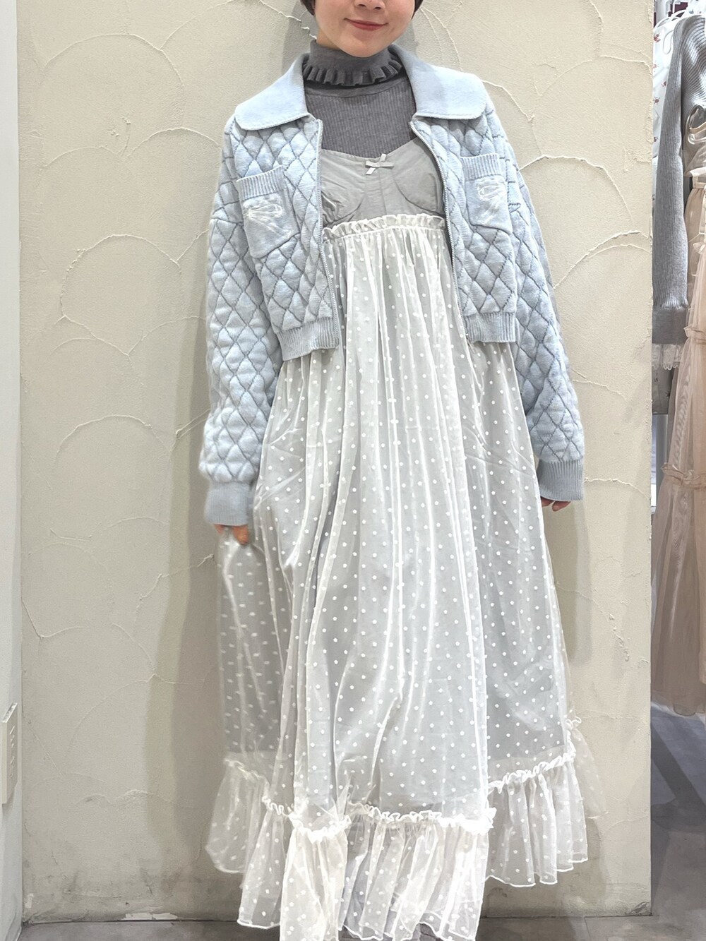 グレー系のワンピース、グレー系のニット/セーター、ブルー系のカーディガン/ボレロを着用したレディースの冬コーディネートの5枚目の写真