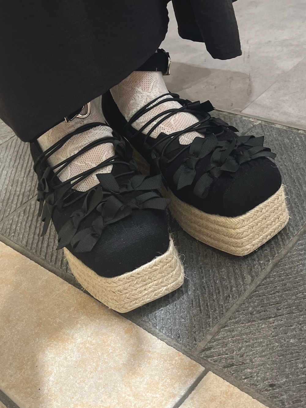 ブラック系のワンピース、ホワイト系のTシャツ/カットソー、ブラック系のサンダルを着用したレディースの春コーディネートの7枚目の写真