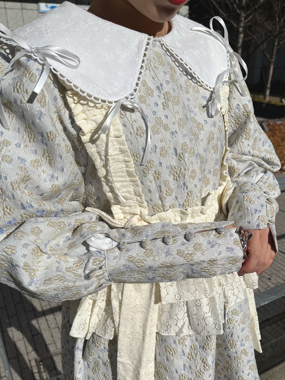 ホワイト系のキャミソール、ホワイト系のローファー、ホワイト系のワンピースを着用したレディースの冬コーディネートの7枚目の写真