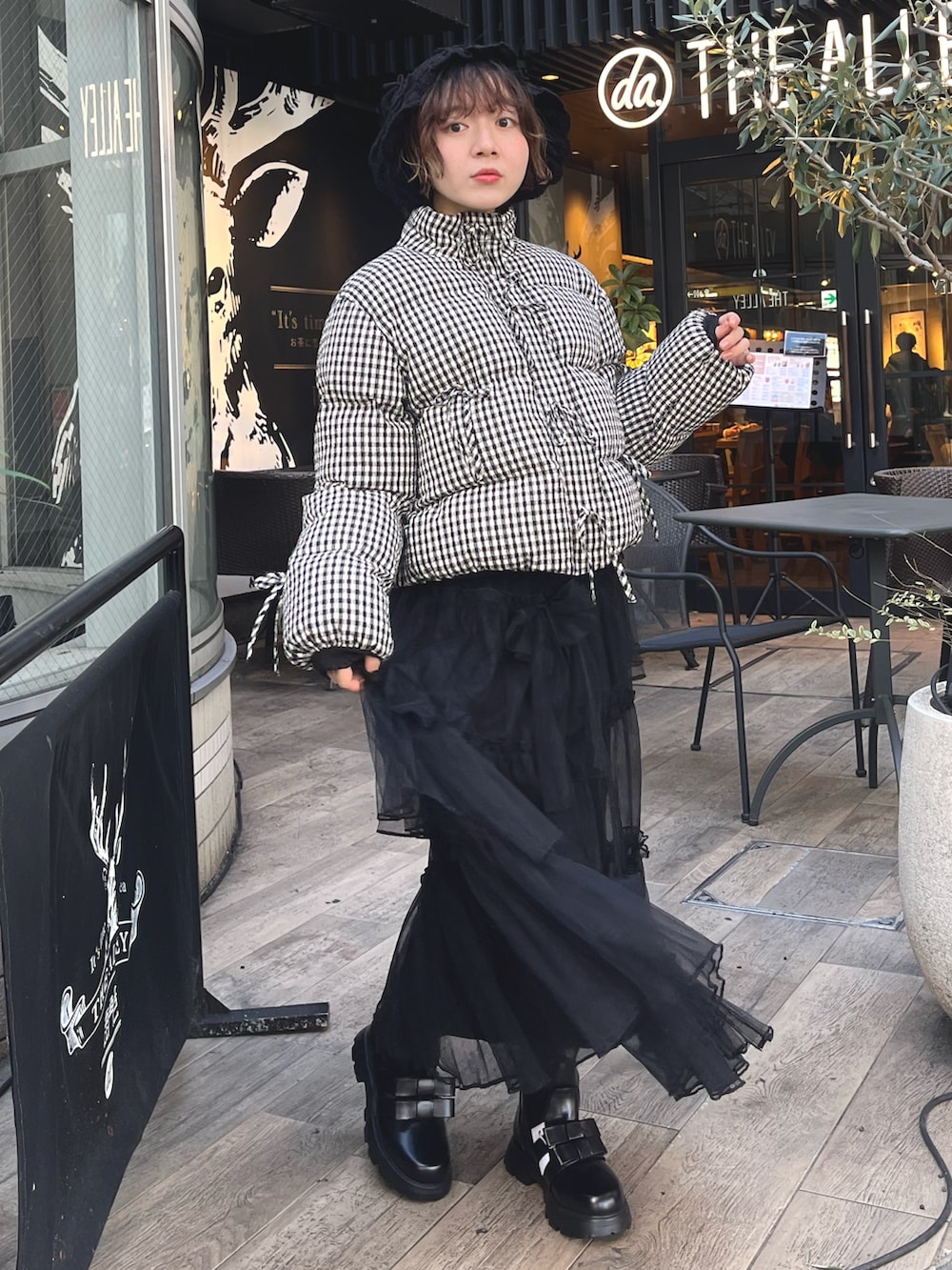 ブラック系のスカート、その他のブルゾン、レッド系のニット/セーターを着用したレディースの冬コーディネートの2枚目の写真