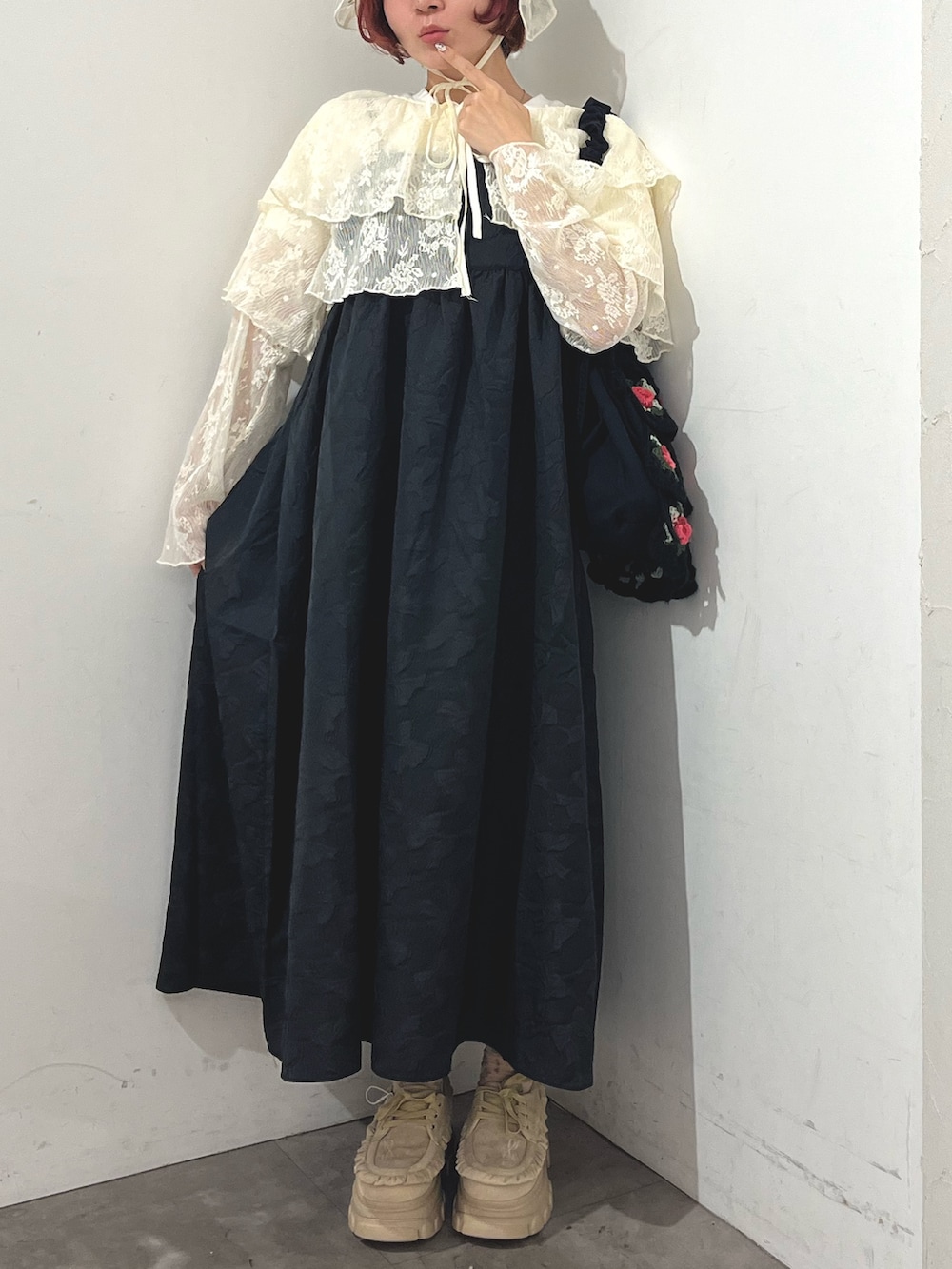 ホワイト系のシャツ/ブラウス、ブラック系のワンピース、ホワイト系のTシャツ/カットソーを着用したレディースの秋コーディネートの2枚目の写真