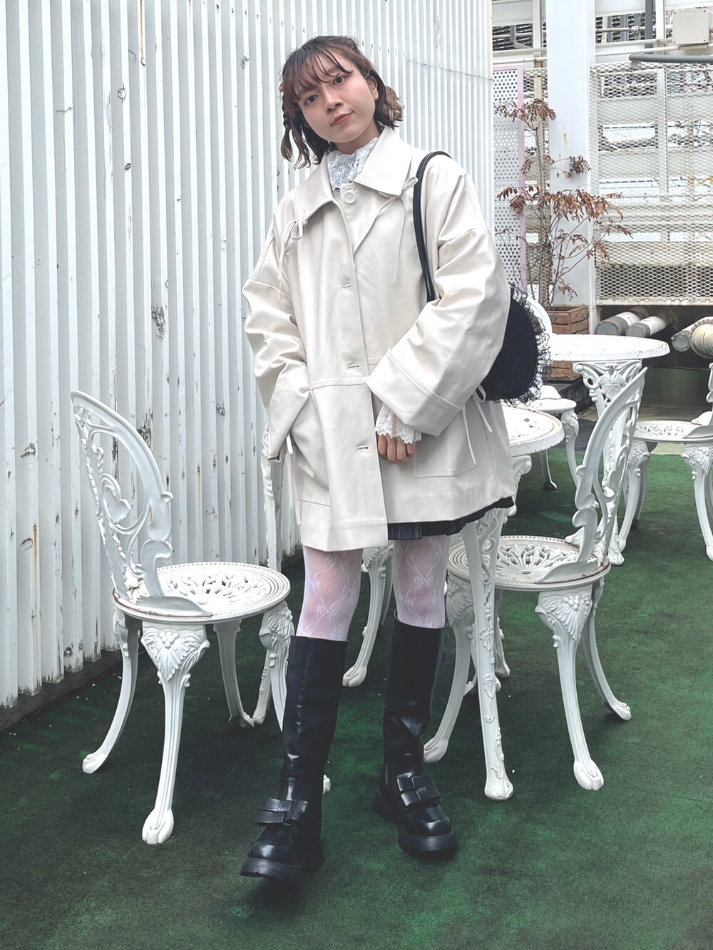 ホワイト系のブルゾン、グレー系のニット/セーター、ブルー系のカーディガン/ボレロを着用したレディースの秋コーディネートの2枚目の写真