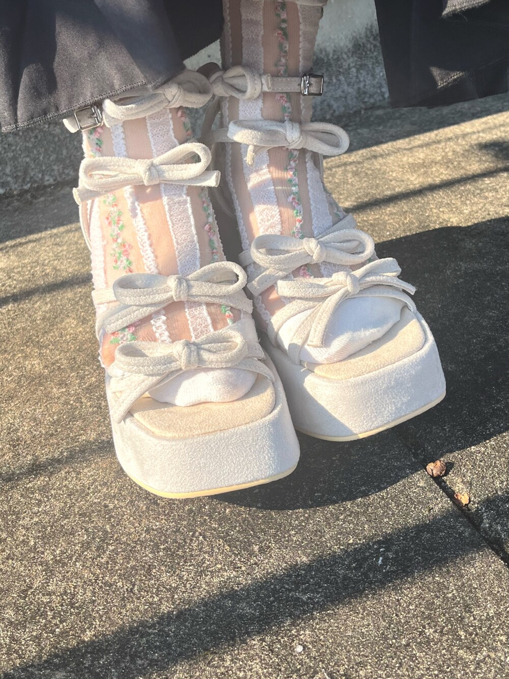 ブラック系のワンピース、その他のシャツ/ブラウス、ベージュ系のサンダルを着用したレディースの夏コーディネートの9枚目の写真