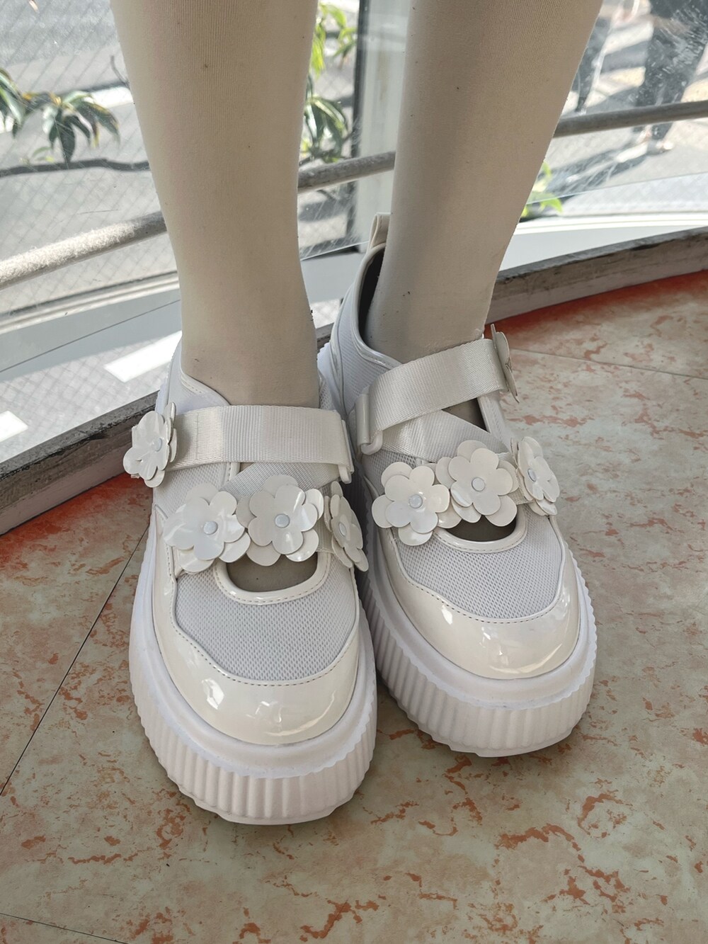 グレー系のテーラードジャケット、ホワイト系のシャツ/ブラウス、ブラック系のスカートを着用したレディースの冬コーディネートの9枚目の写真