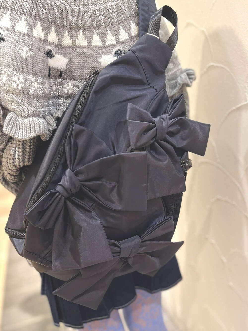 ホワイト系のローファー、グレー系のニット/セーター、ブラック系のショルダーバッグを着用したレディースの冬コーディネートの9枚目の写真