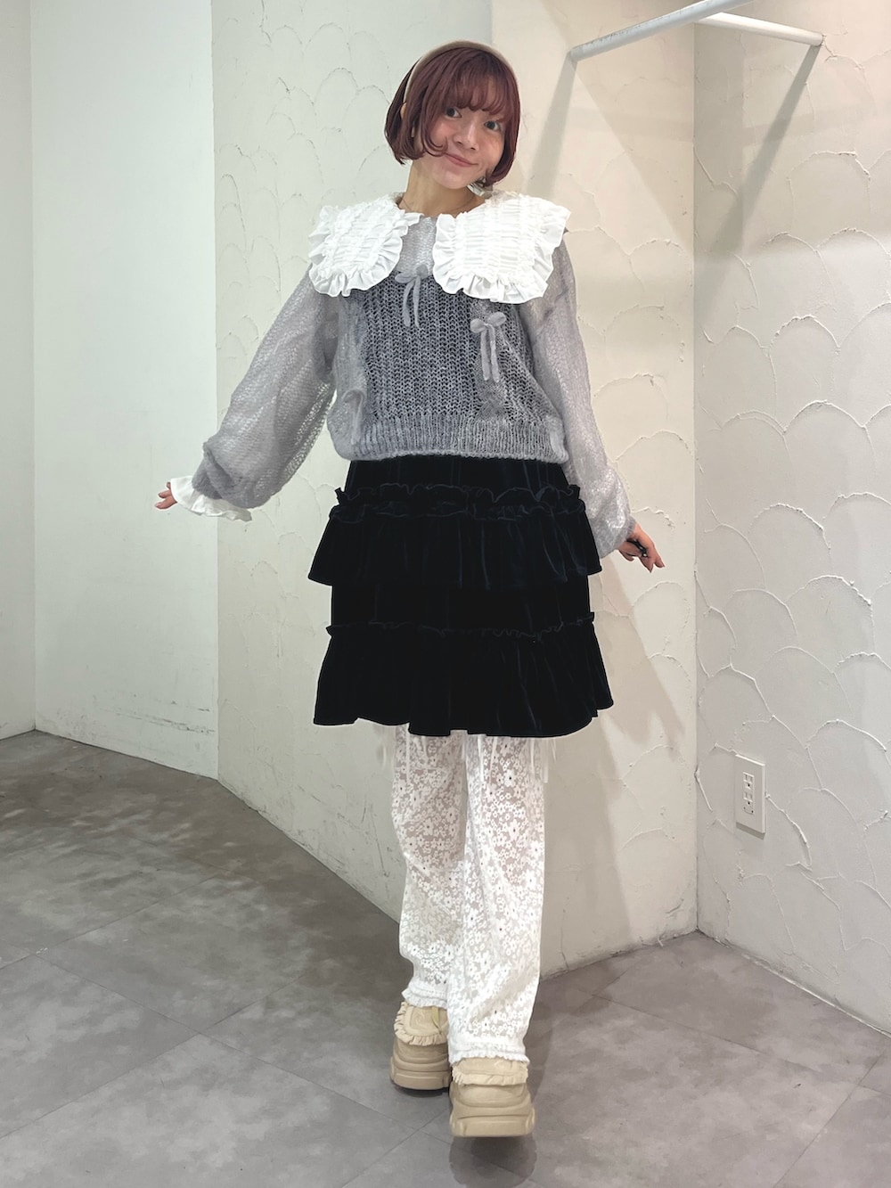 ブラウン系のブルゾン、ホワイト系のシャツ/ブラウス、ホワイト系のその他パンツを着用したレディースの秋コーディネートの4枚目の写真