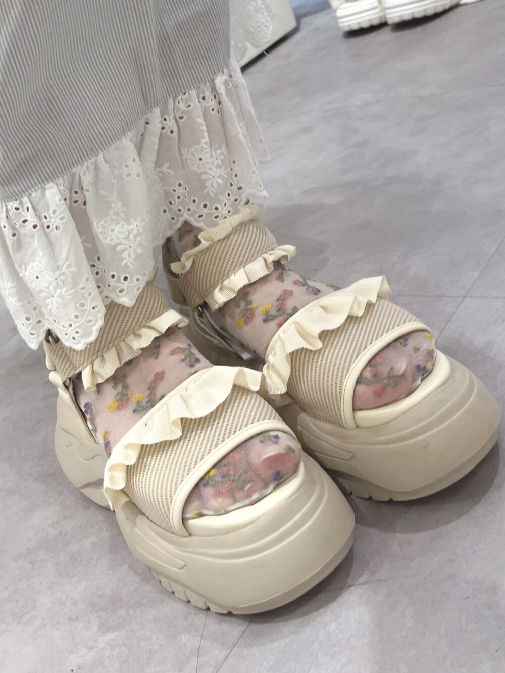 ブルー系のショルダーバッグ、ホワイト系のTシャツ/カットソー、ブルー系のジャンパースカートを着用したレディースの夏コーディネートの9枚目の写真