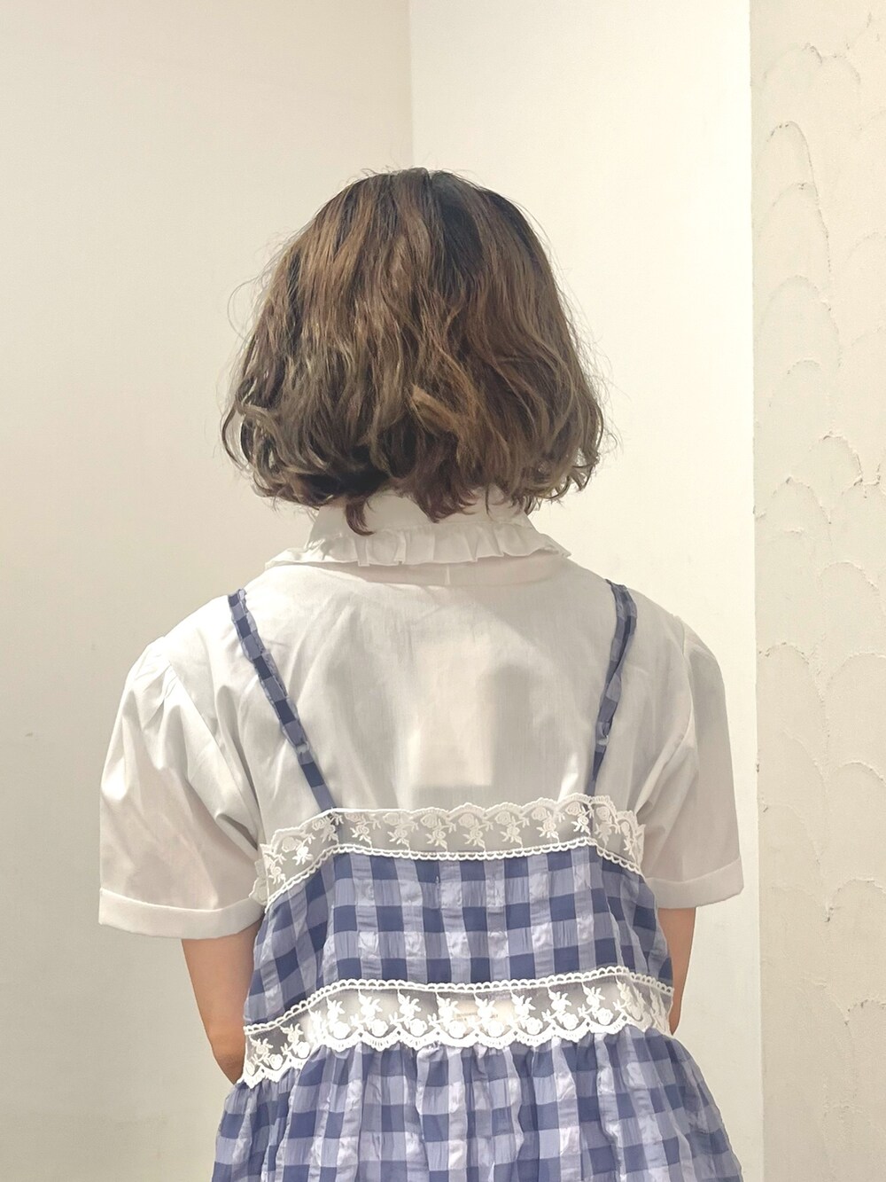 ブルー系のキャミソール、グレー系のスウェットパンツ、ホワイト系のシャツ/ブラウスを着用したレディースの春コーディネートの6枚目の写真