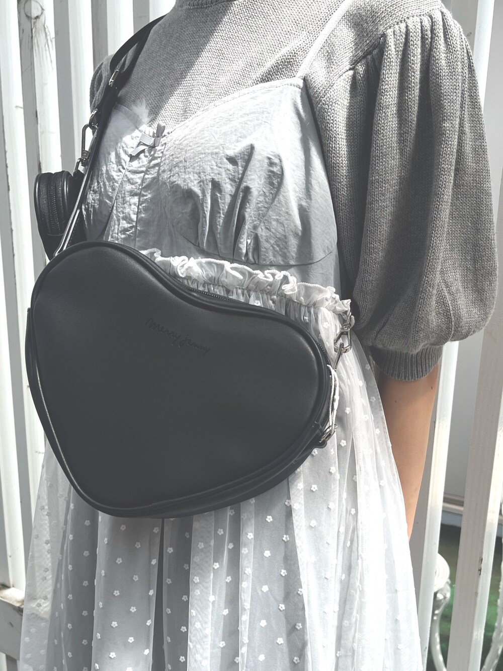 グレー系のワンピース、グレー系のニット/セーター、ブラック系のショルダーバッグを着用したレディースの秋コーディネートの7枚目の写真