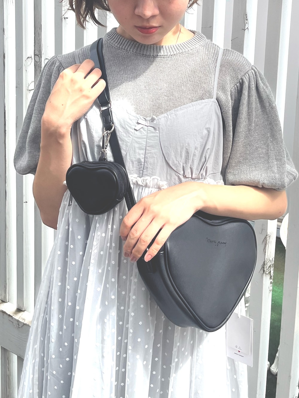 グレー系のワンピース、グレー系のニット/セーター、ブラック系のショルダーバッグを着用したレディースの秋コーディネートの4枚目の写真