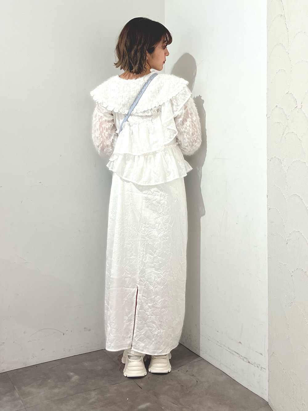 ホワイト系のシャツ/ブラウス、ホワイト系のワンピース、ホワイト系のスニーカーを着用したレディースの夏コーディネートの3枚目の写真