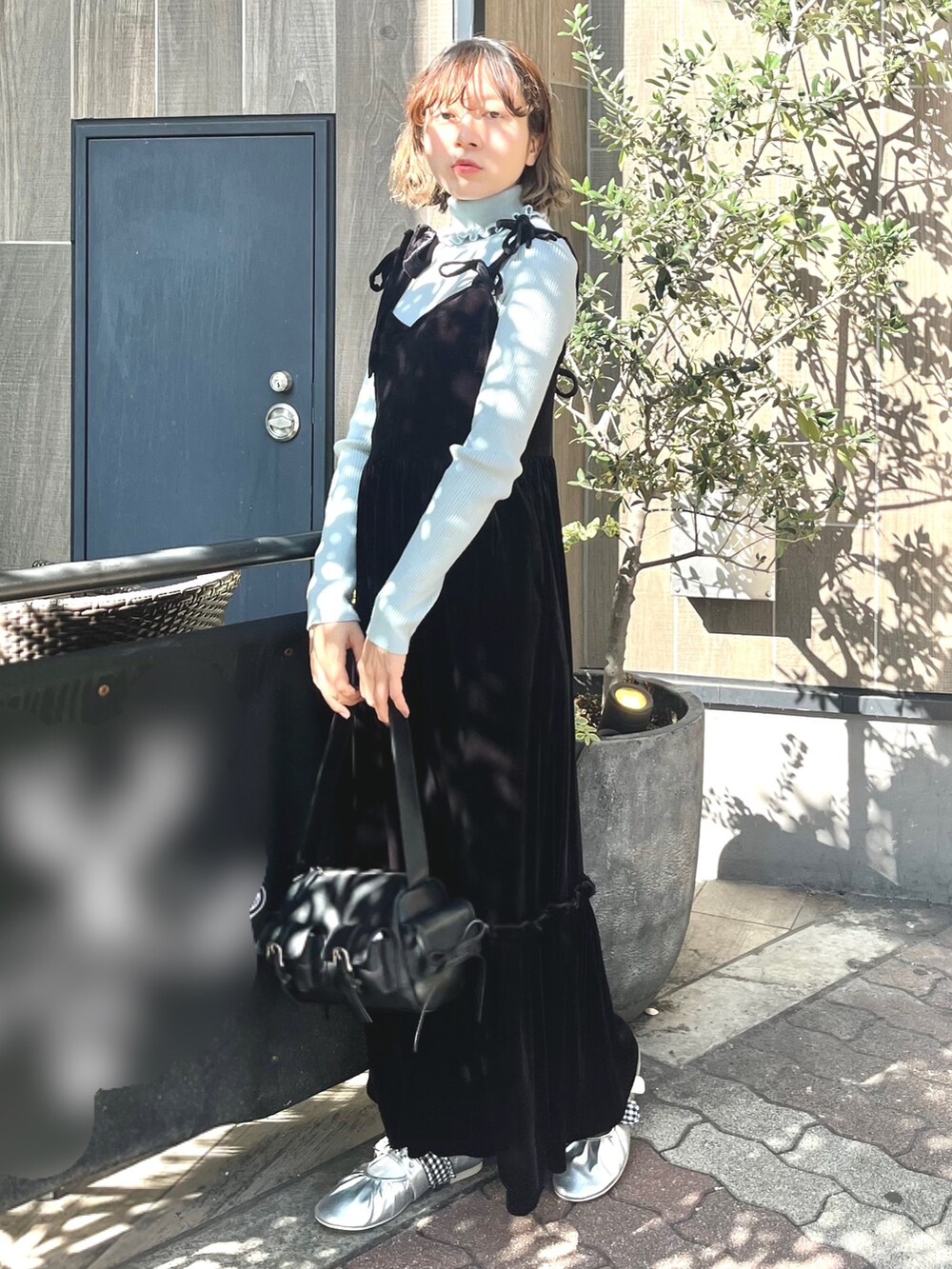 ブラック系のワンピース、グレー系のカーディガン/ボレロ、ブルー系のニット/セーターを着用したレディースの秋コーディネートの6枚目の写真