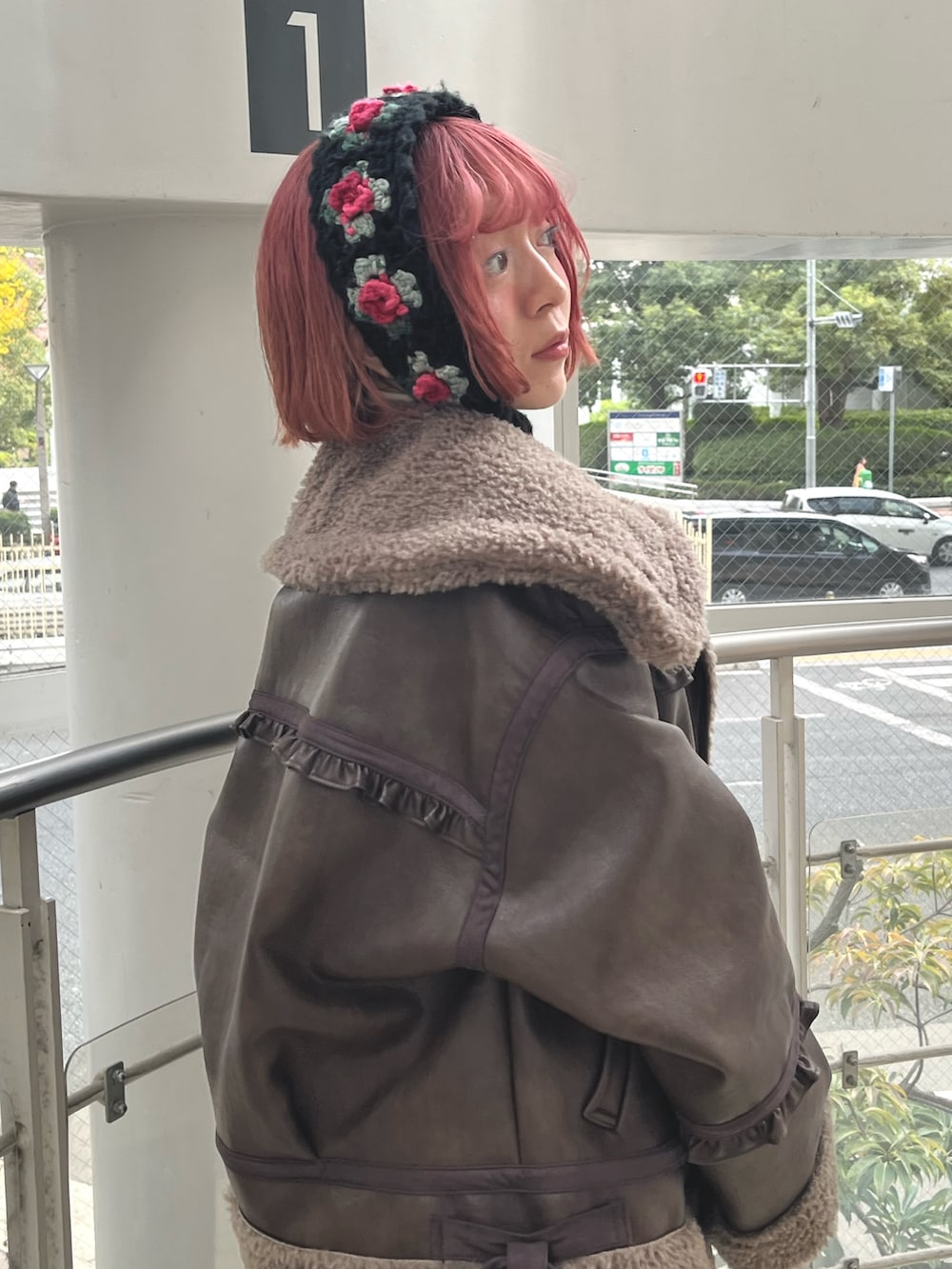 ブラウン系のムートンコート、ホワイト系のニット/セーター、その他のワンピースを着用したレディースの秋コーディネートの6枚目の写真