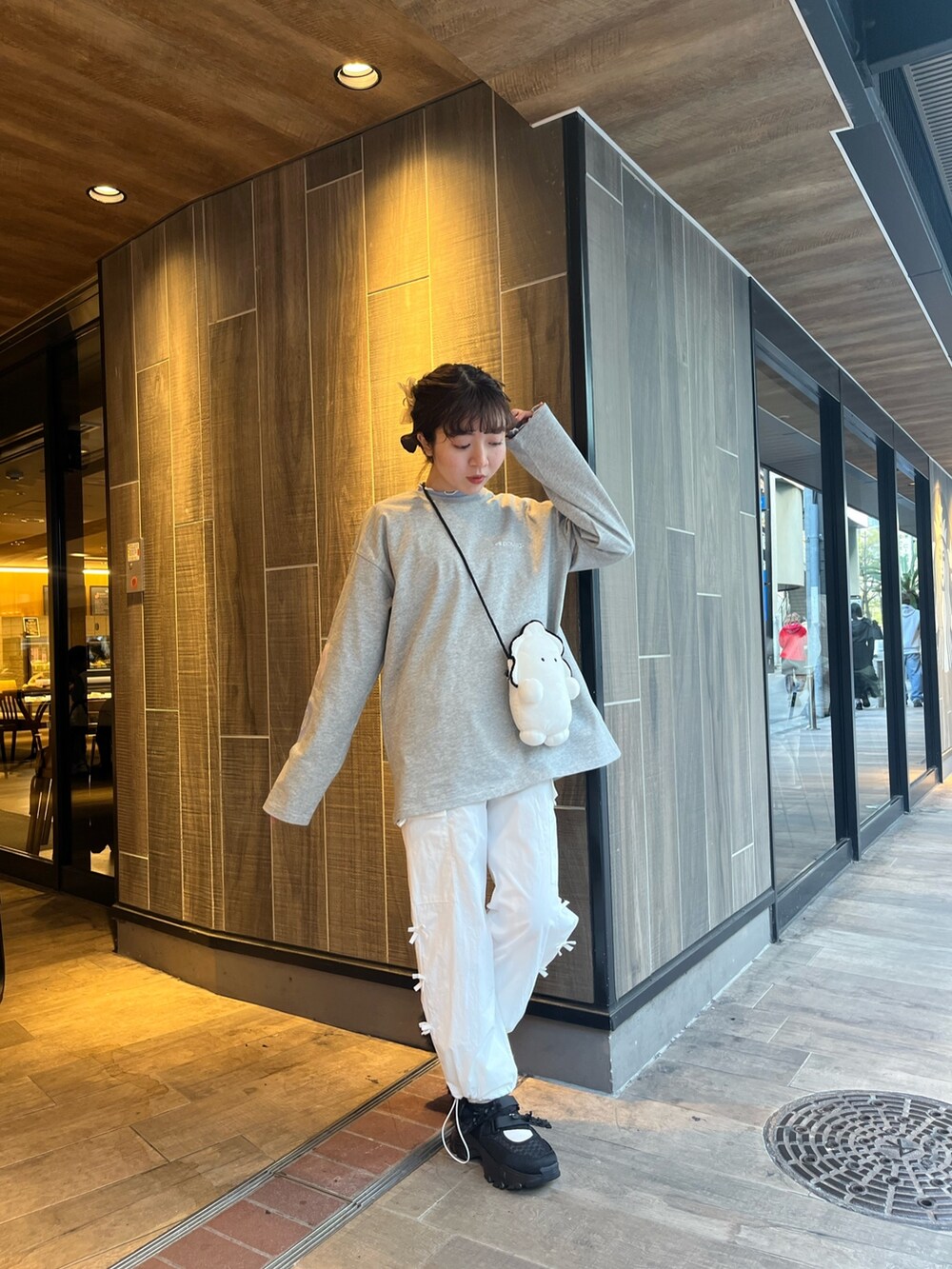 ホワイト系のショルダーバッグ、グレー系のTシャツ/カットソー、ブルー系のTシャツ/カットソーを着用したレディースの冬コーディネートの2枚目の写真