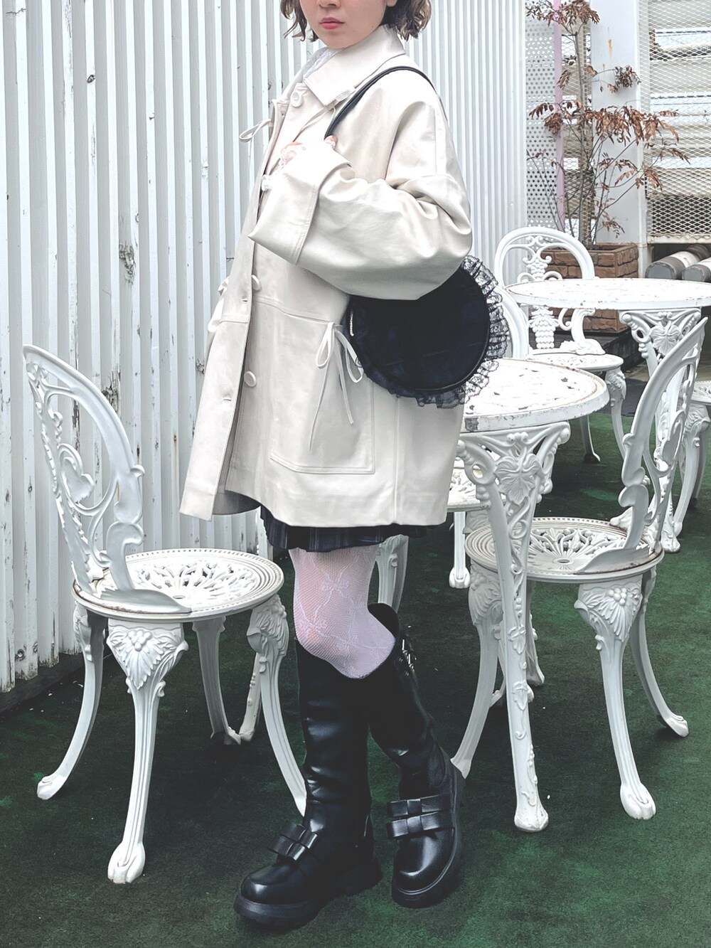 ホワイト系のブルゾン、グレー系のニット/セーター、ブルー系のカーディガン/ボレロを着用したレディースの秋コーディネートの3枚目の写真