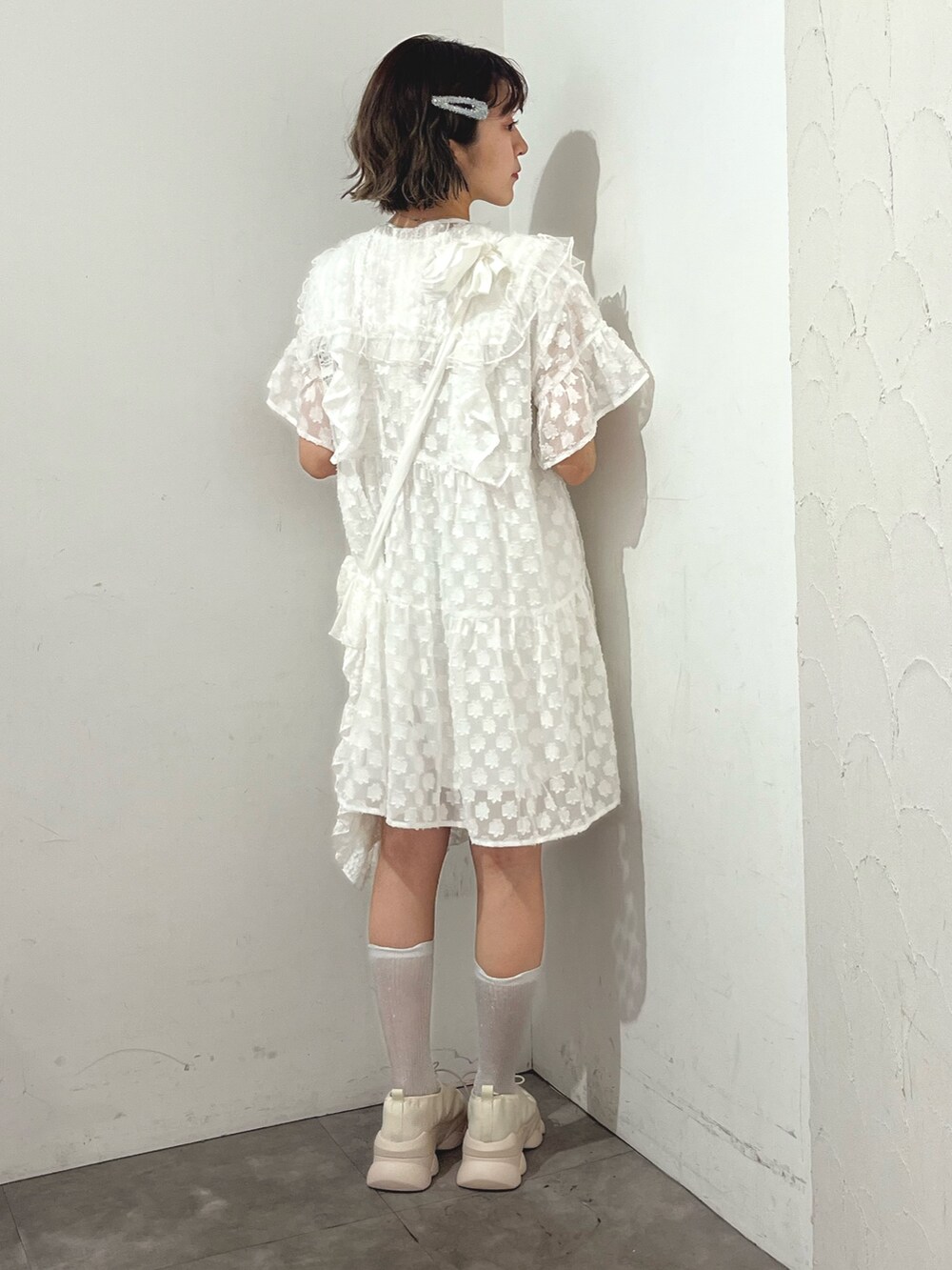 ホワイト系のワンピース、ホワイト系のトートバッグ、ホワイト系のスニーカーを着用したレディースの夏コーディネートの4枚目の写真