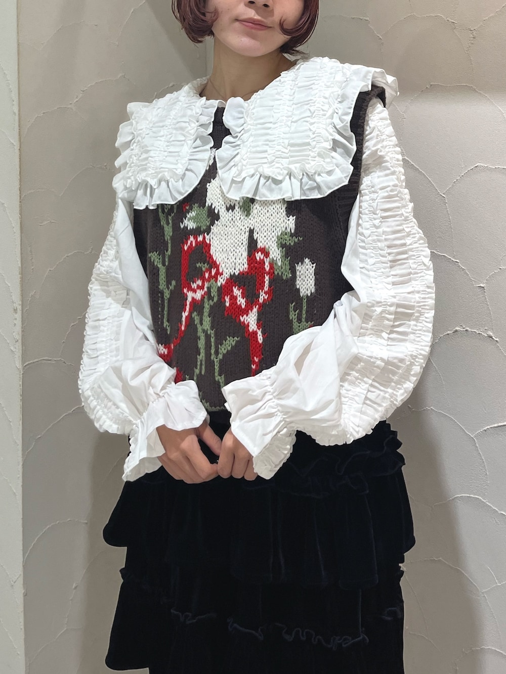 レッド系のパンプス、ブラウン系のベスト、ホワイト系のシャツ/ブラウスを着用したレディースの秋コーディネートの7枚目の写真