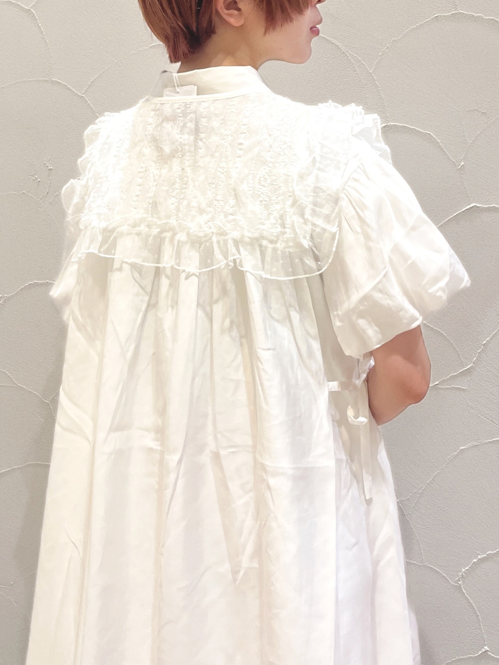 ホワイト系のワンピース、ホワイト系のスニーカー、ホワイト系の付け襟を着用したレディースの春コーディネートの5枚目の写真