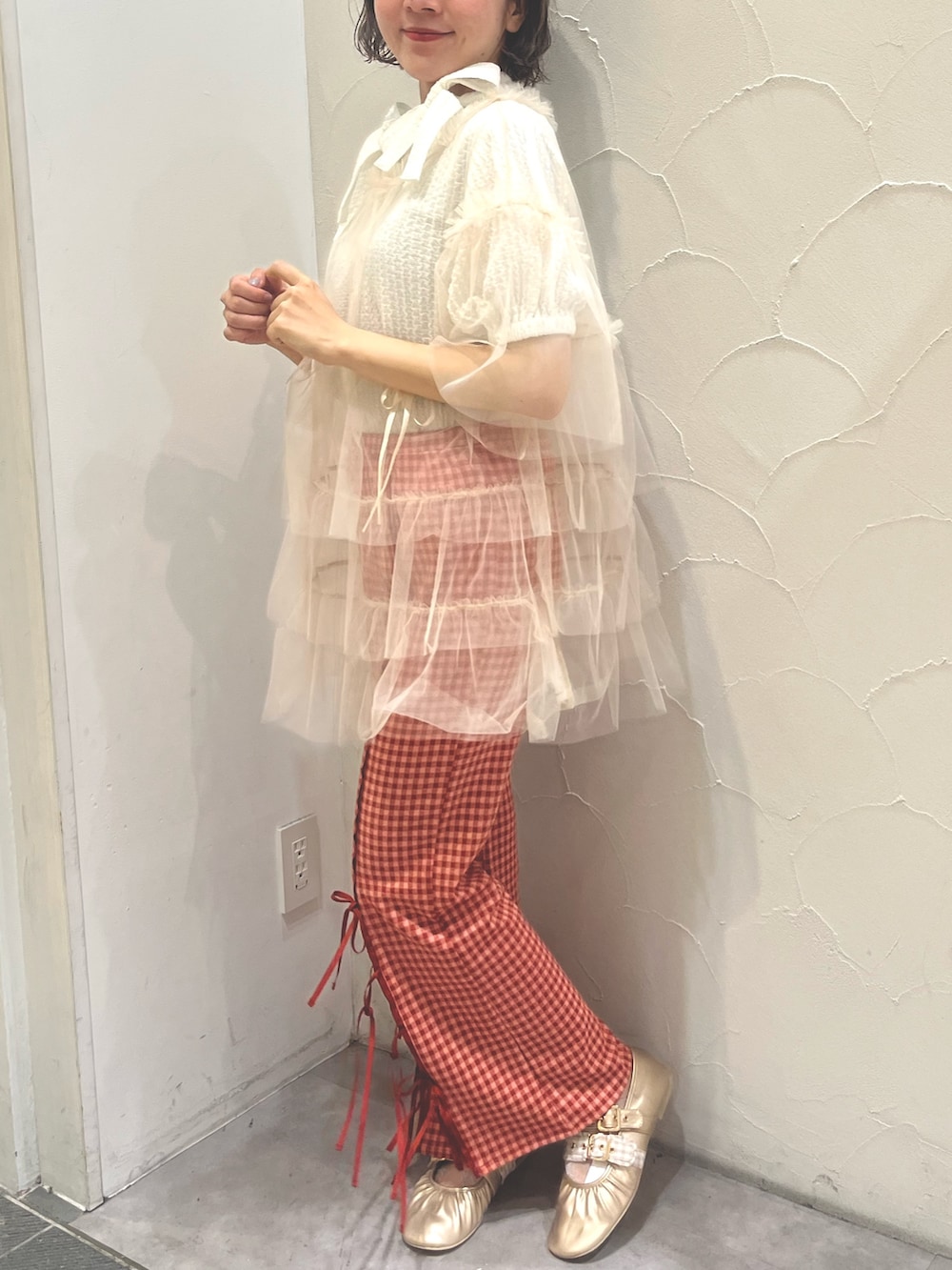 レッド系のスラックス、ホワイト系のTシャツ/カットソー、ホワイト系のシャツ/ブラウスを着用したレディースの夏コーディネートの2枚目の写真