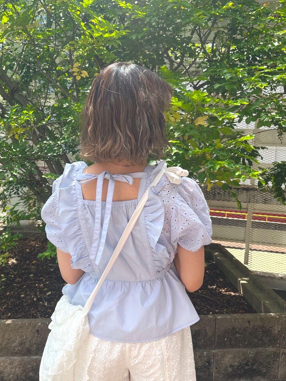 ブルー系のシャツ/ブラウス、ホワイト系のチノパンツ、ホワイト系のスニーカーを着用したレディースの夏コーディネートの8枚目の写真