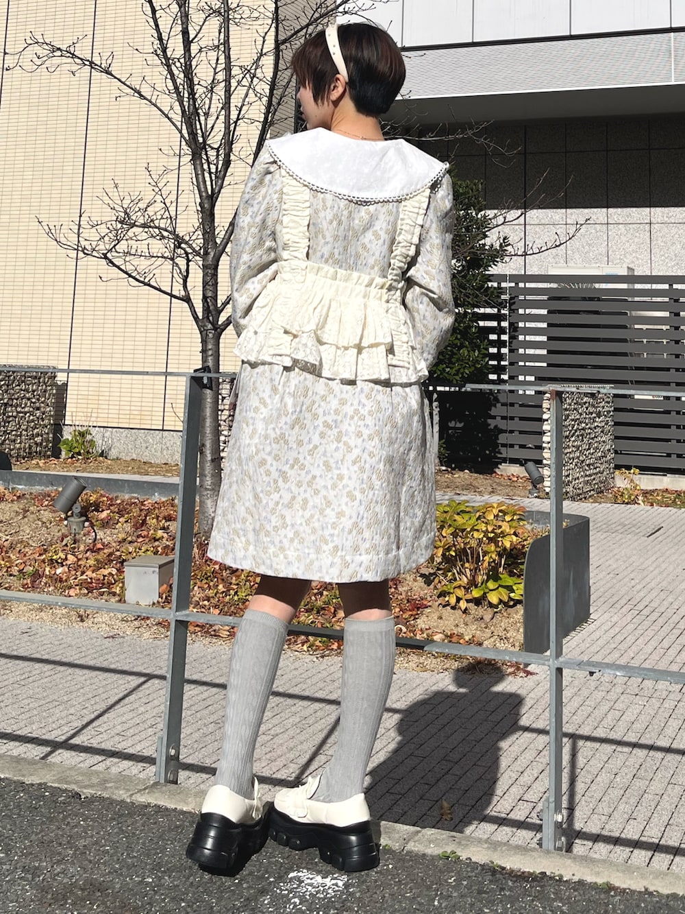 ホワイト系のキャミソール、ホワイト系のローファー、ホワイト系のワンピースを着用したレディースの冬コーディネートの3枚目の写真