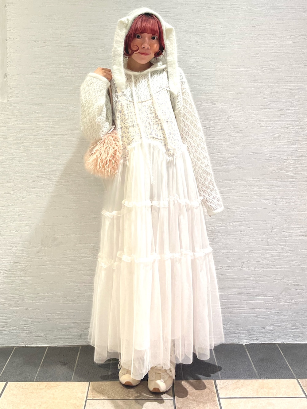 ピンク系のボストンバッグ、ホワイト系のニット/セーター、ホワイト系のワンピースを着用したレディースの秋コーディネートの5枚目の写真