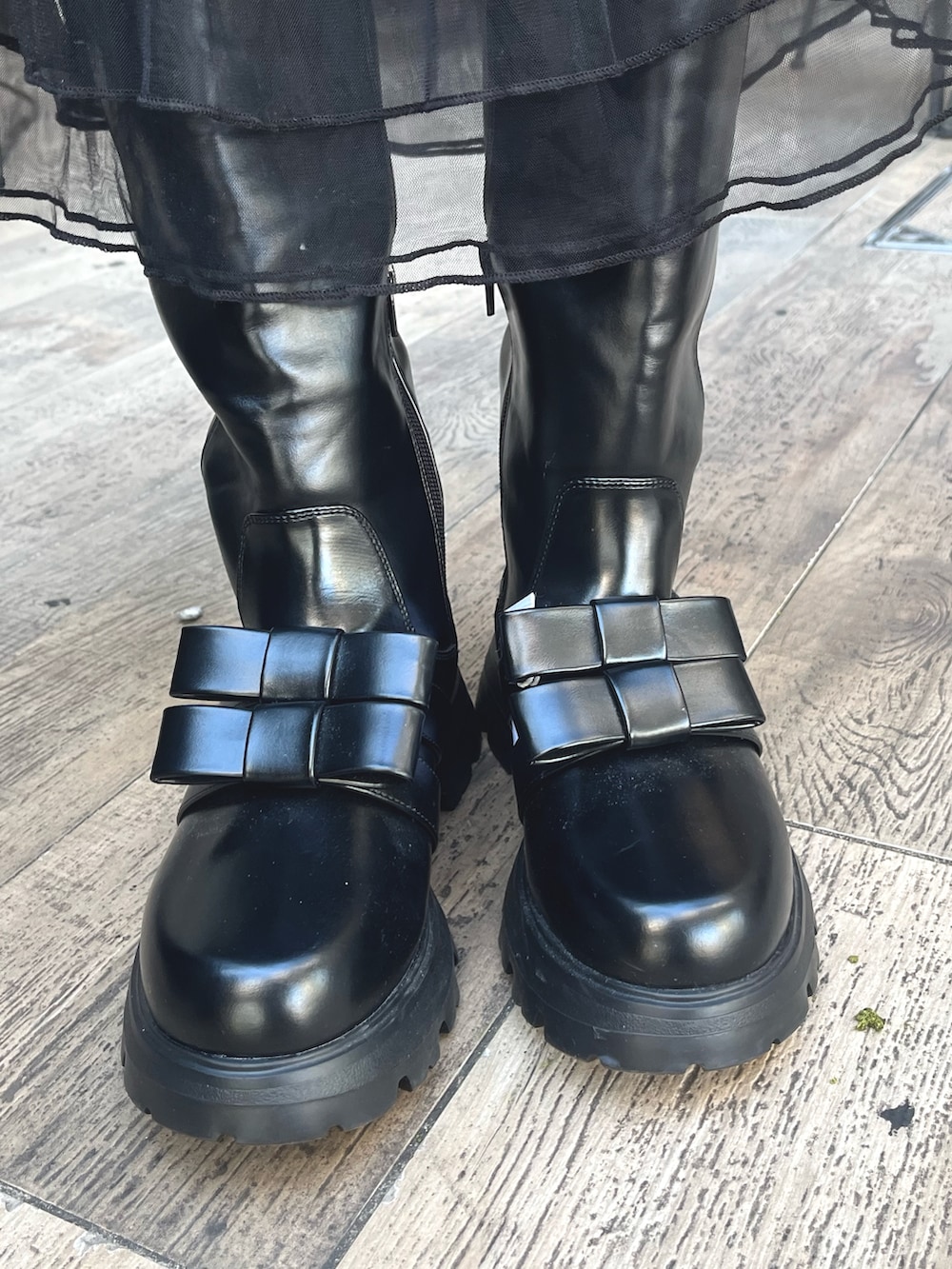 ブラック系のスカート、その他のブルゾン、レッド系のニット/セーターを着用したレディースの冬コーディネートの8枚目の写真